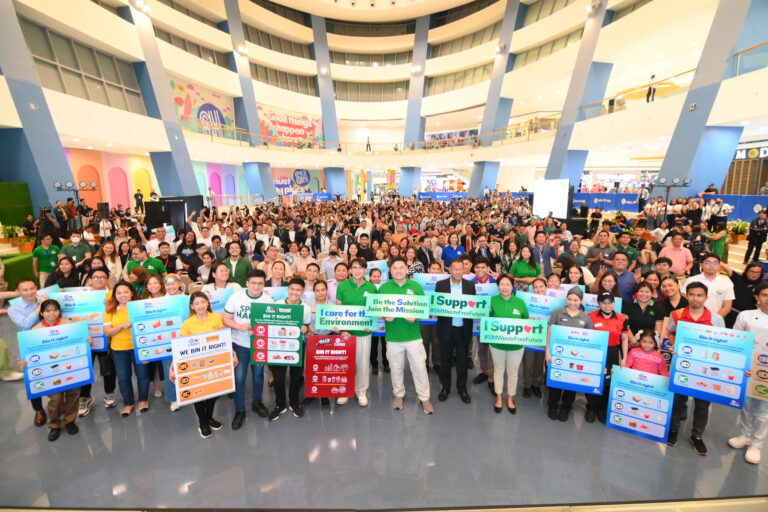 Happy people taking a group picture during the SM's Waste free future event